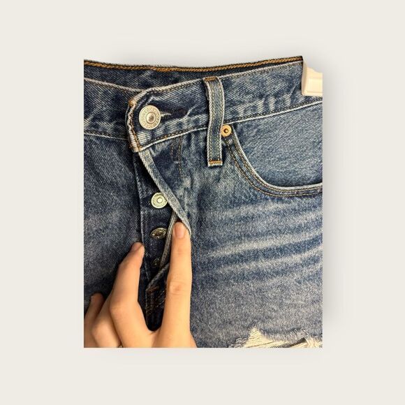 Levi’s 501 Original High Rise Jean Shorts in Darn It Wash Size 27 - Picture 5 of 6